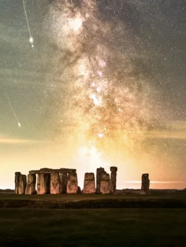 Astrophotographer Captures Perseid Meteor Shower Over Stonehenge, Highlighting the Importance of Dark Skies