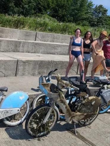 Chicago Volunteers Remove Dangerous Divvy Bikes from Lake Michigan