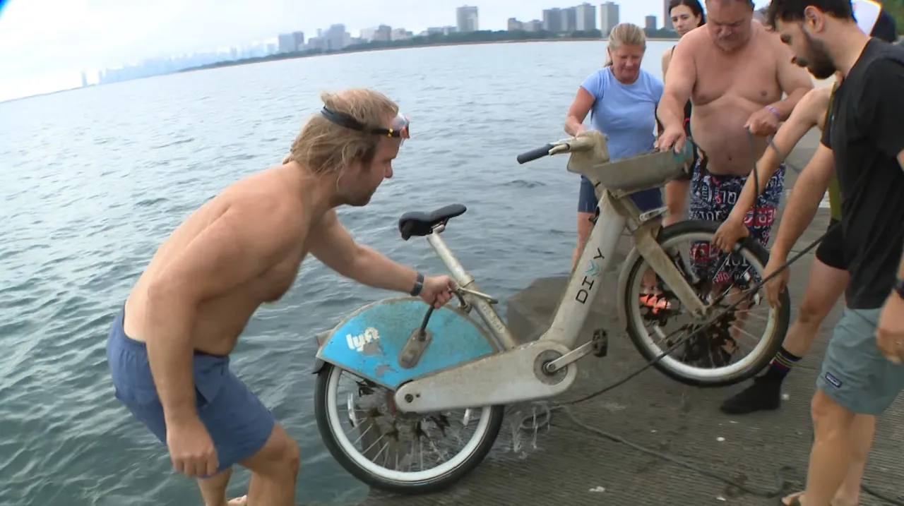 Chicago Volunteers Remove Dangerous Divvy Bikes from Lake Michigan