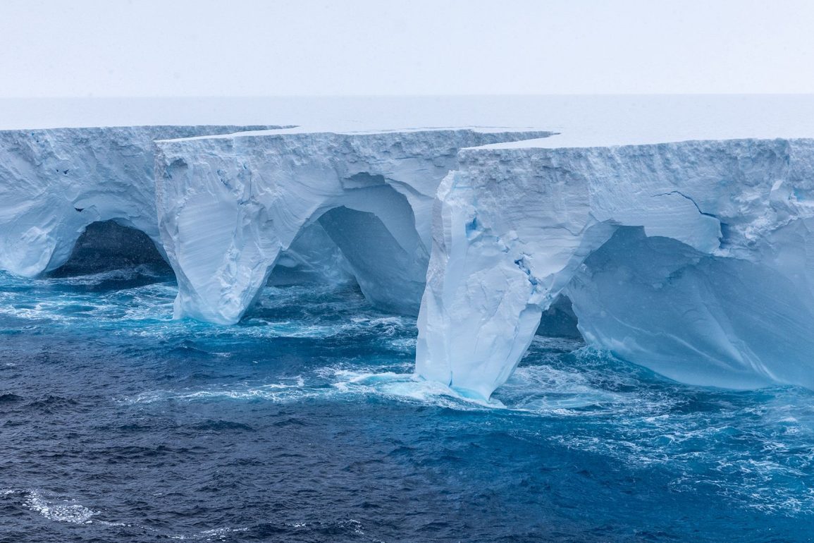 World's Largest Iceberg A23a Defies Antarctic Currents, Spinning in Place