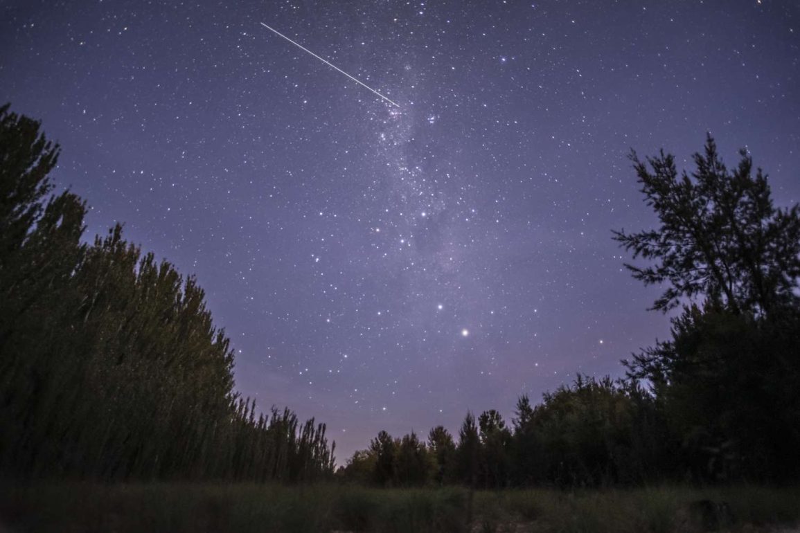 Draconid Meteor Shower Peaks Early, Offering Ideal Viewing Conditions Under Dim Crescent Moon