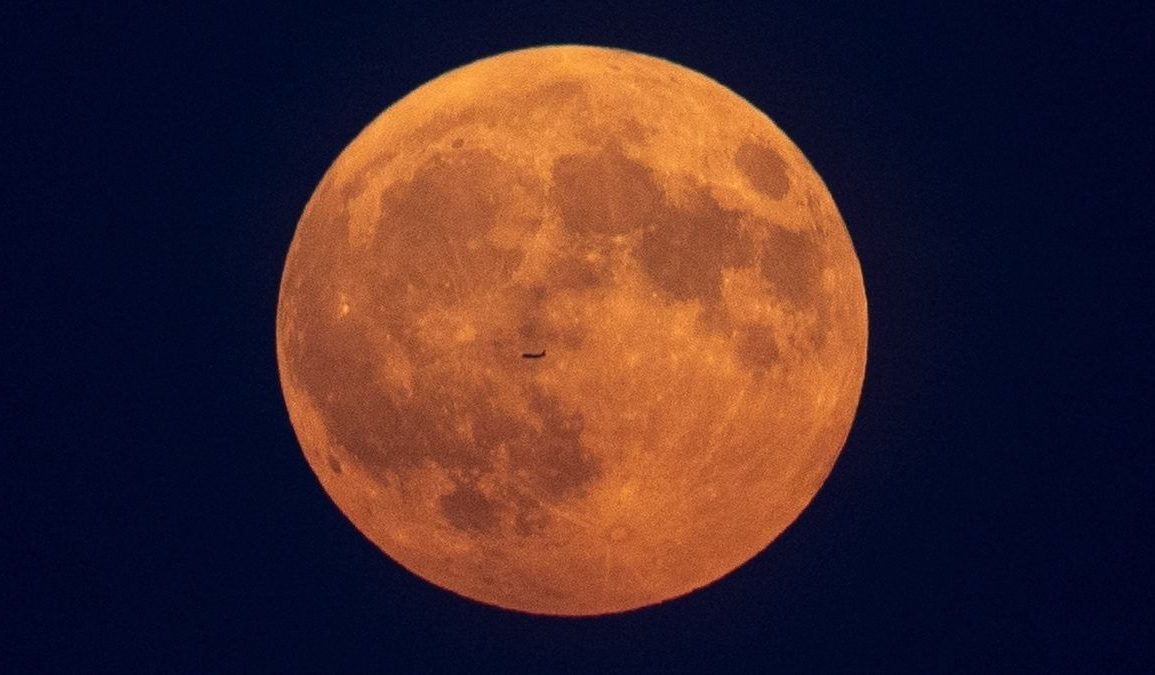 Experience the Spectacle: Minnesota's Celestial Highlights Featuring the Hunter’s Supermoon and Rare Comet