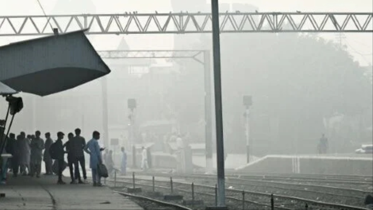 Primary Schools in Lahore Close as Toxic Smog Crisis Threatens Public Health and Child Safety