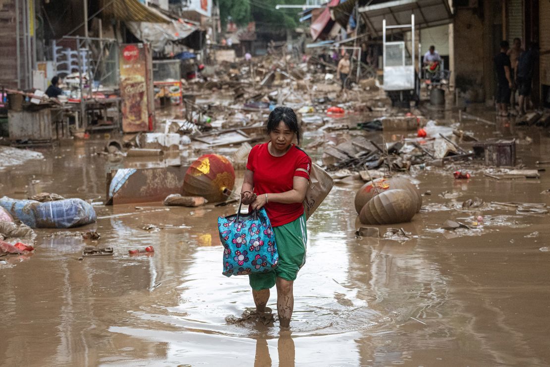 Flooding at Dongting Hu Highlights Climate Challenges as Residents Face Unpredictable Weather