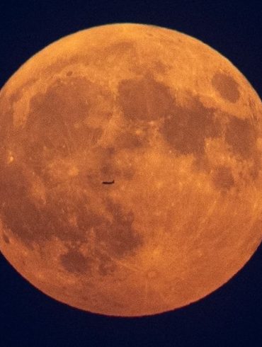 Experience the Spectacle: Minnesota's Celestial Highlights Featuring the Hunter’s Supermoon and Rare Comet